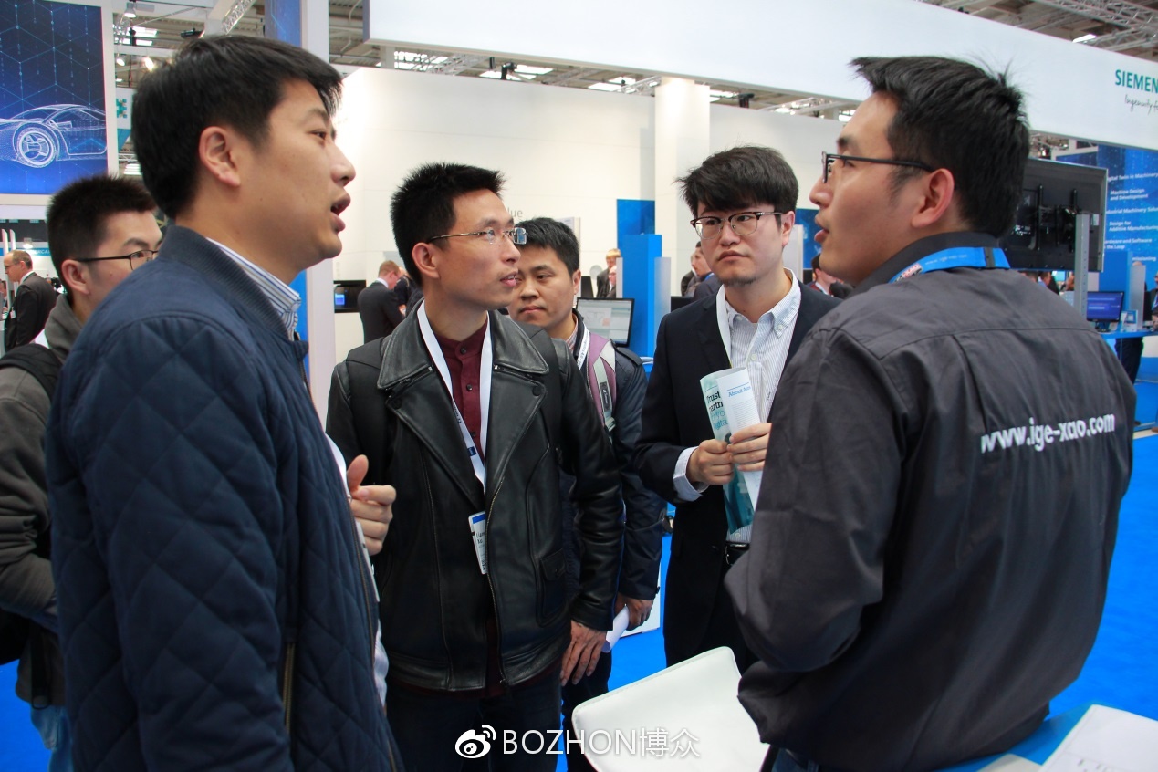 云顶国际员工与展商现场交流沟通，碰撞思想的火花