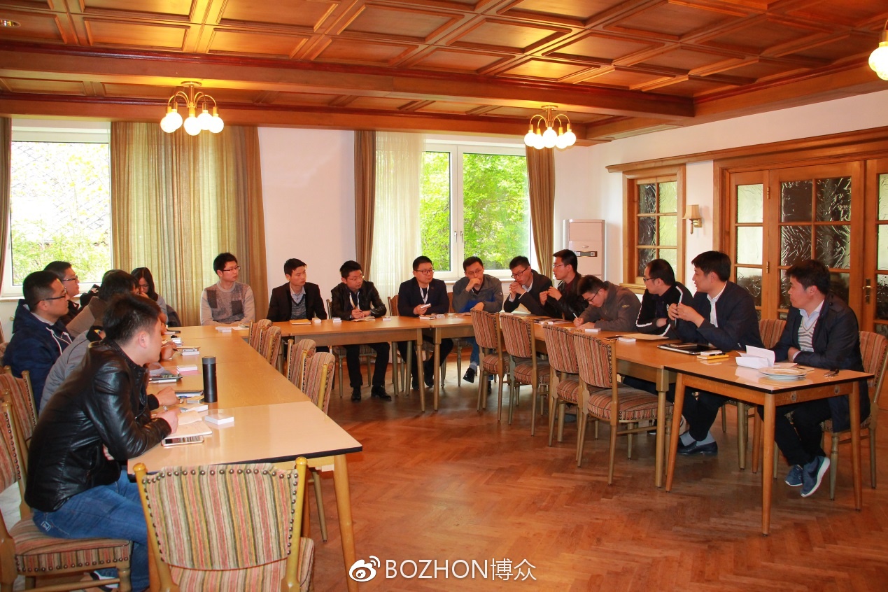 参观结束后，云顶国际员工内部交流讨论，分享学习成果